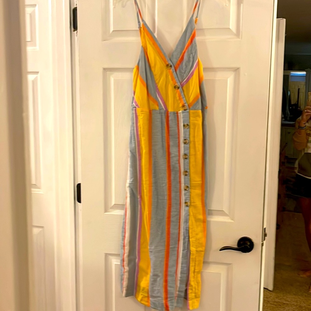 A cute strapped summer dress, SZ M  Looks great on!!